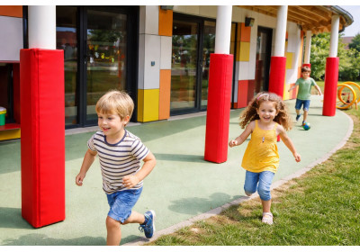 Mousse polyéthylène vs mousse polyuréthane : quelles différences pour sécuriser les crèches et écoles maternelles ?