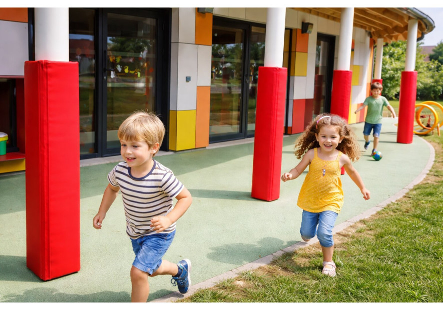 Mousse polyéthylène vs mousse polyuréthane : quelles différences pour sécuriser les crèches et écoles maternelles ?