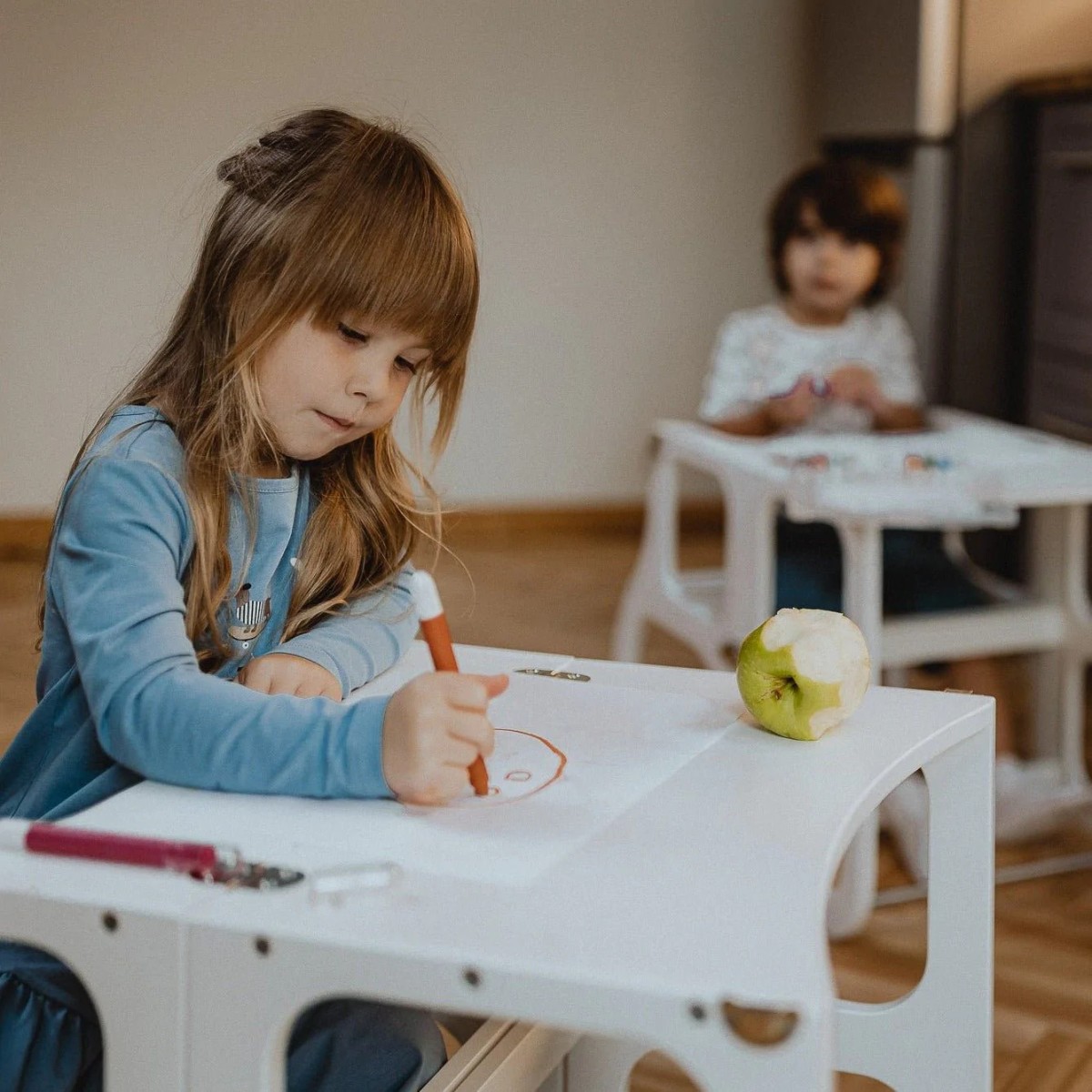 Tour d'apprentissage Montessori convertible en bureau de peinture