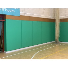 Une Chambre D'enfants Sur Le Thème Du Sport Avec Une Décoration Murale Sur  Le Thème Du Football Et Un Mini Panier De Basket-ball Et Un Lit Confortable