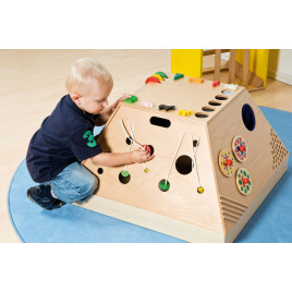 Pyramide géante de motricité fine en bois