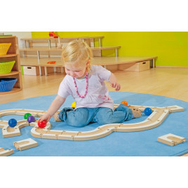 Jeu à encastrer ou emboiter en bois : développer la dextérité de bébé