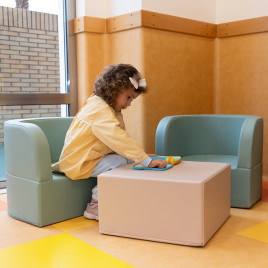 Fauteuils et table maternelle