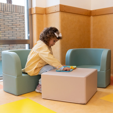 Fauteuils et table maternelle