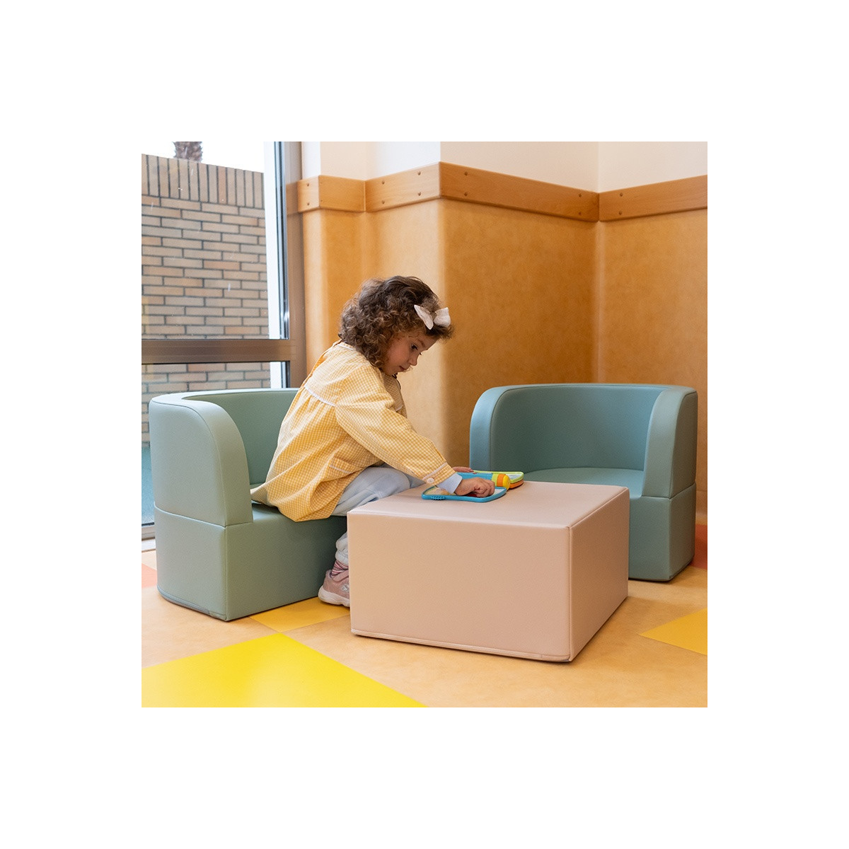 Fauteuils et table maternelle