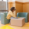 Fauteuils et table maternelle