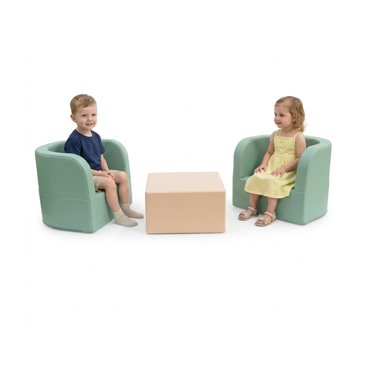 Fauteuils et table maternelle