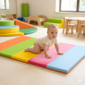 Tapis multi-couleurs crèche