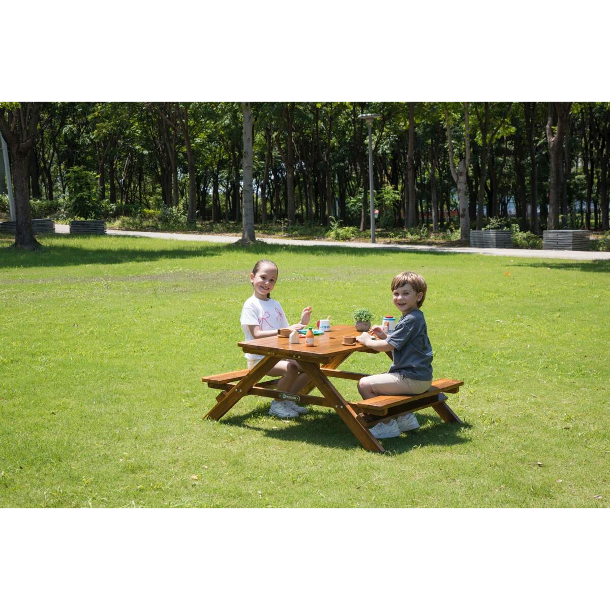 Table de pique-nique avec bancs maternelle avec enfants