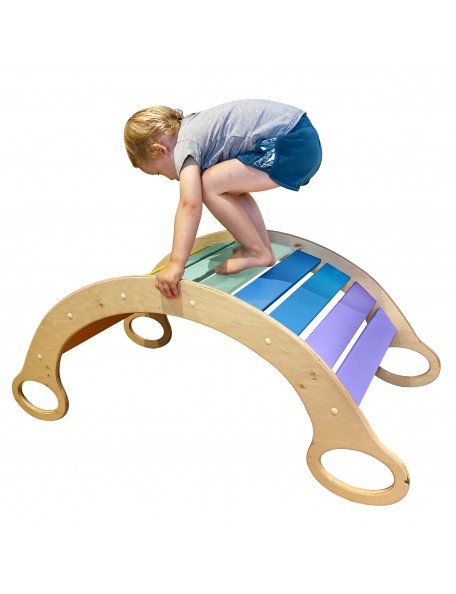 Tunnel Pikler bascule Ce tunnel Pikler à bascule en bois aux couleurs attrayantes (arc-en-ciel) est à la fois une bascule et un 