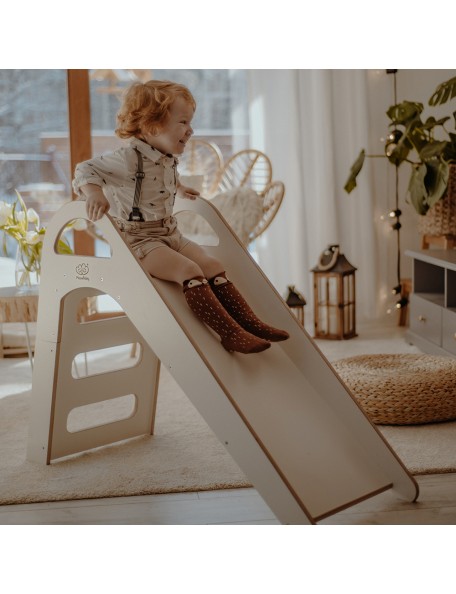 Toboggan en bois enfant Le toboggan pour enfants est une excellente solution pour un jeu amusant à l’intérieur. 
Ce toboggan au