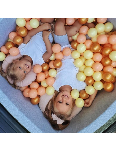 Piscine bébé Miel avec 300 balles - 2 - Piscine à balles pour bébé Miel, avec 300 balles incluses.
La piscine est de forme carr