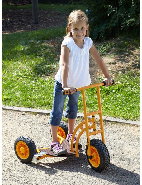 Patinette Top Trike - 2 - La patinette Top Trike impressionne par sa forme particulière et offre une bonne introduction à la con