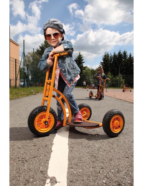 Patinette Top Trike - 4 - La patinette Top Trike impressionne par sa forme particulière et offre une bonne introduction à la con