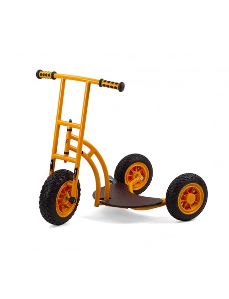 Patinette Top Trike - 1 - La patinette Top Trike impressionne par sa forme particulière et offre une bonne introduction à la con