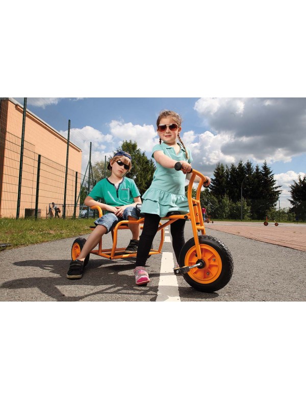 Tuc-tuc Top Trike - 2 - Le tricycle "Tuc-tuc" de Top Trike offre de la place pour jusqu'à trois enfants. Un enfant peut conduire