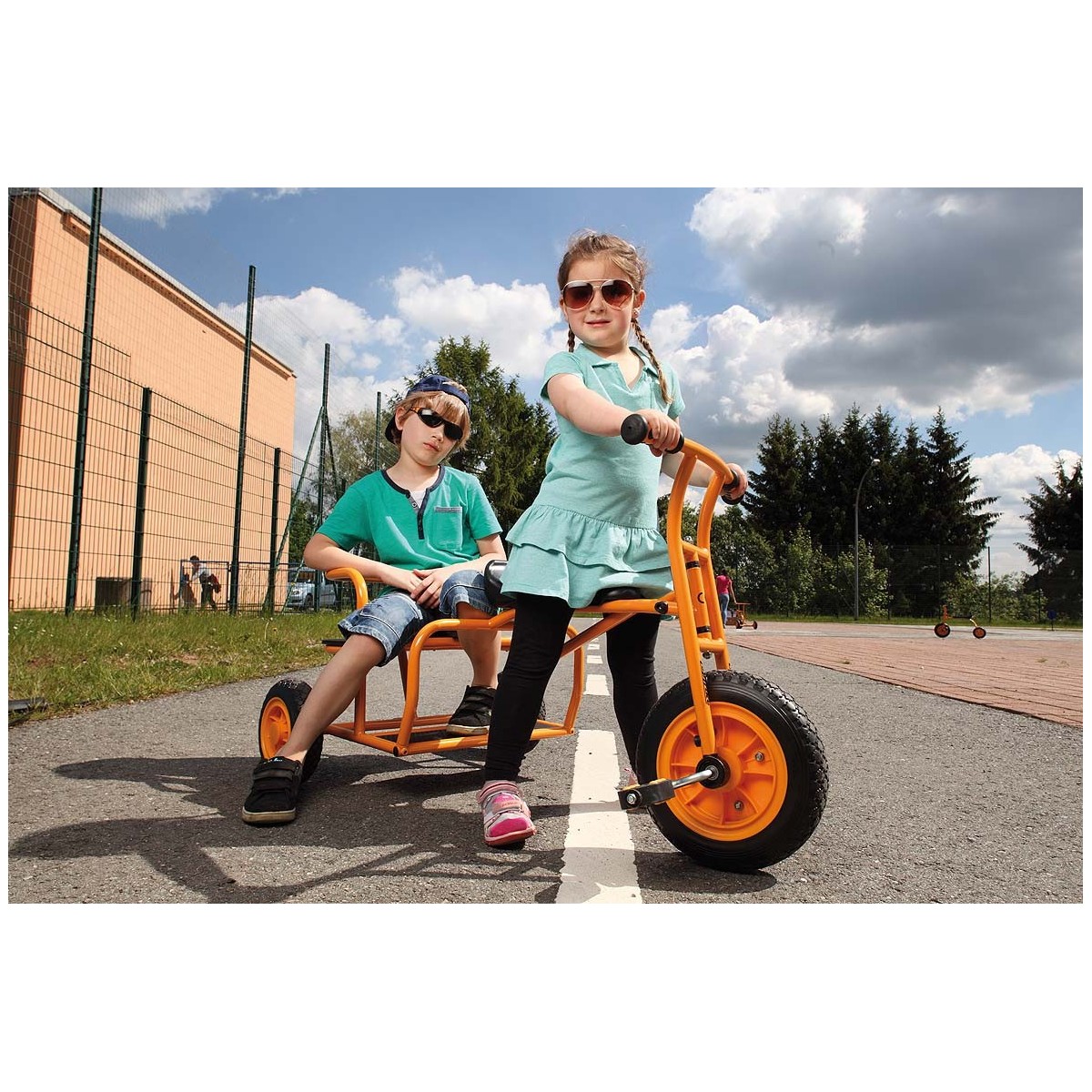 Tuc-tuc Top Trike - 2 - Le tricycle "Tuc-tuc" de Top Trike offre de la place pour jusqu'à trois enfants. Un enfant peut conduire