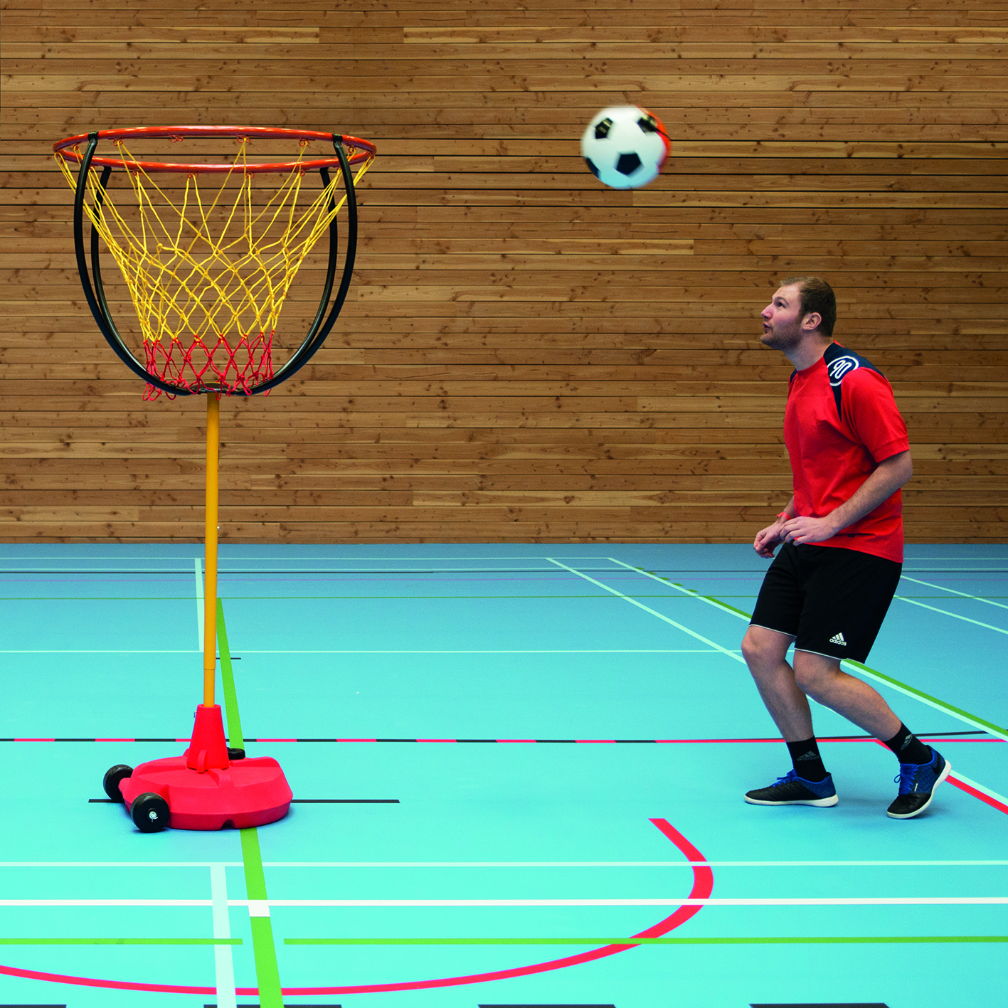 Panier géant de basket-foot
