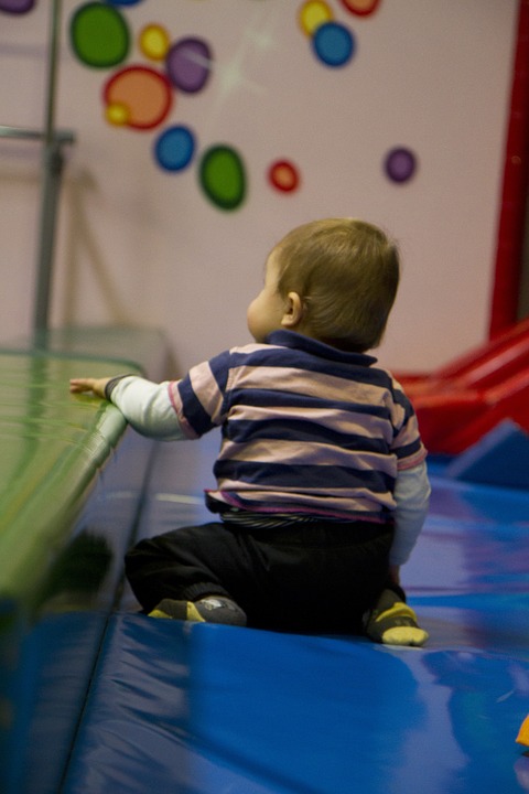 Bébé évoluant sur un parcours de motricité avec modules de motricité pour parcours de babygym